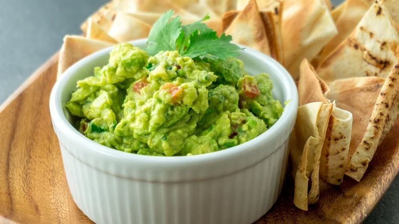 Crisps with guac