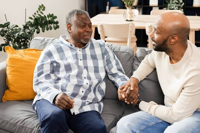 7 Signs an Aging Parent Needs Help at Home